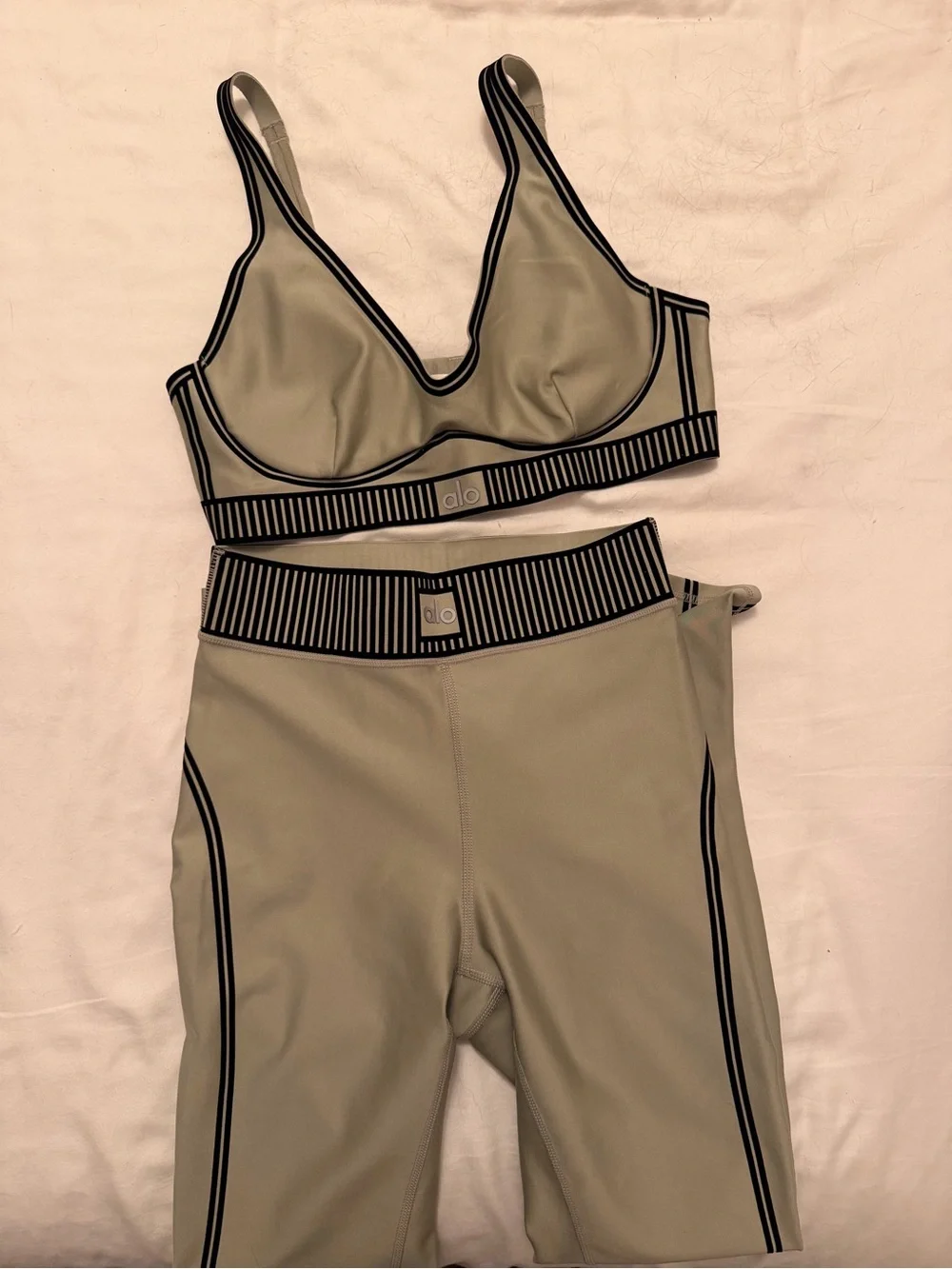 ALO Yoga Airlift set in green